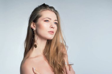 Temiz ciltli güzel bir genç kadın. Doğal çıplak makyajlı ve yüzüne dokunan güzellik modeli portresi. Spa, cilt bakımı ve sağlık. Yakın çekim, kopyalanma alanı