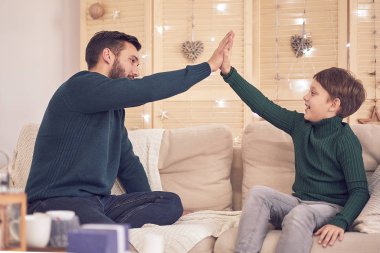 Yakışıklı genç ve sevimli oğlu modern ışık quadcopter deposunda bulunan. Uygun uçak seçme ve beş birbirlerine verilmesi