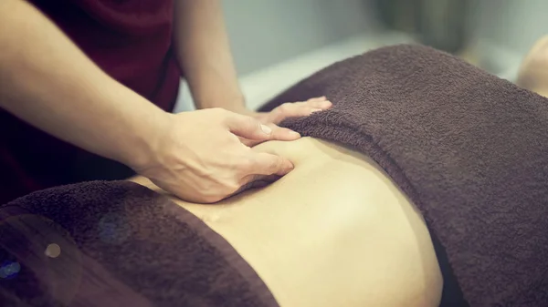 Masaje de tratamiento para adelgazar en el salón de spa. Masaje de vuelta para la mujer. Masaje Spa para corrección figura . — Foto de Stock