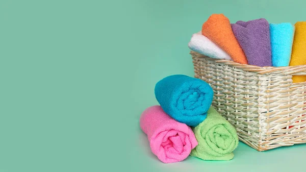 Rosa plast mätkärl med tvättmedel, behållare med tvättmedel, stack frotté handdukar — Stockfoto