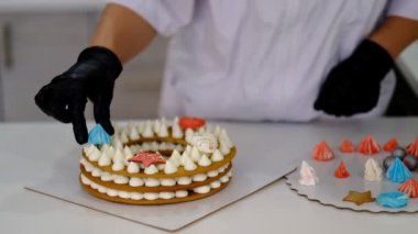 Kadın mutfağında pasta süslüyor. Pasta şefi.