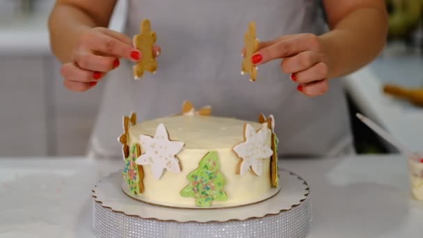 Confectioner Woman Preparing Cake For Christmas — Stock Video