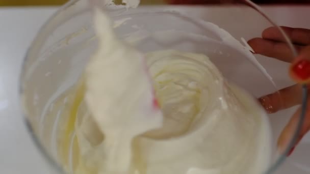 Fermer les mains du cuisinier en mélangeant le beurre avec le fouet. Femme faisant gâteau aux pommes à la maison . — Video