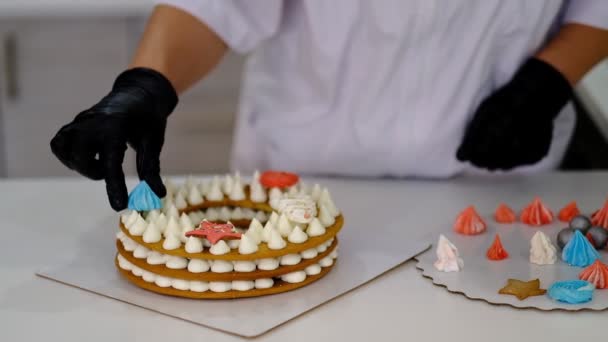 Egy nő tortát dekorál a konyhájában. cukrász munka közben — Stock videók