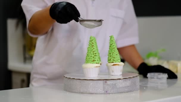 Decoración de la taza de pastel con crema. Usando la bolsa de cocina, confitero hacer magdalenas para la fiesta. Shot de manos de las mujeres poniendo crema de mantequilla en pasteles sabrosos, concepto de panadería casera . — Vídeo de stock