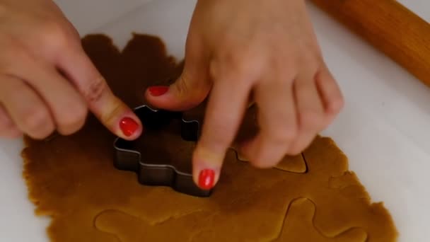 Chef corta a massa para preparar biscoitos. Assadeira fêmea cortando a massa em forma de folhas. Confeiteiro no trabalho. Conceito de cozedura saudável — Vídeo de Stock