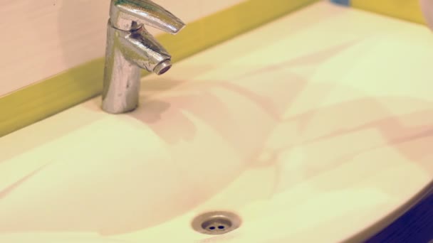 Cámara lenta. Mujer haciendo tareas en el baño en casa, fregadero de limpieza y grifo con detergente en aerosol. Vista recortada — Vídeo de stock