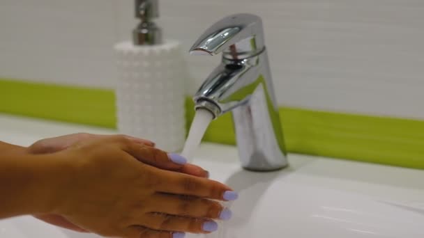 Yavaş çekim. Banyoda sabunla ellerini yıkayan kadın — Stok video