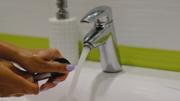 Al rallentatore. pennello makeu p. Donna che lava spazzola per il trucco sporco con sapone e schiuma nel lavandino — Video Stock