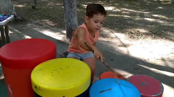 Legrační část bubnu od malého chlapce. Malý kreativní chlapec hraje na buben. Zpomalený pohyb — Stock video