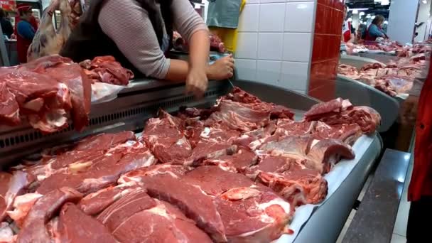 Carne cruda fresca en un mostrador de mercado. Carnicería. Trozos de carne de res o cerdo recién cortada en la vitrina, vista de cerca . — Vídeo de stock