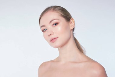 Yüzünde oklar olan genç ve sağlıklı bir kadının spa portresi. Estetik ameliyat konsepti. mükemmel cilt