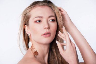 Temiz ciltli güzel bir genç kadın. Doğal çıplak makyajlı ve yüzüne dokunan güzellik modeli portresi. Spa, cilt bakımı ve sağlık. Yakın çekim, kopyalanma alanı