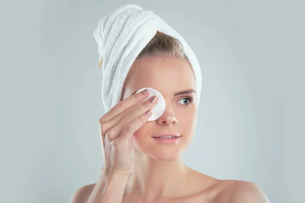 Healthy fresh girl removing makeup from her face with cotton pad. woman with a sponge wihte background cotton pad problem skin — Stock Photo, Image