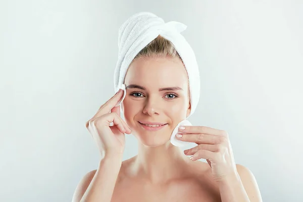 Gezond vers meisje verwijderen van make-up van haar gezicht met katoen pad. vrouw met een spons met een achtergrond katoenen pad probleem huid — Stockfoto