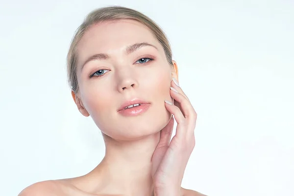 Cara de mujer hermosa apuntando a la zona de sus ojos. piel perfecta — Foto de Stock