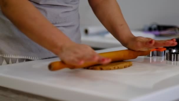 Koch schneidet den Teig für die Zubereitung von Plätzchen. Bäckerin schneidet den Teig in Form von Blättern. Konditor bei der Arbeit. Gesundes Backkonzept — Stockvideo