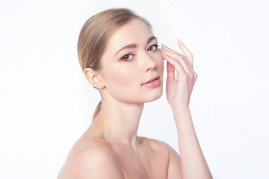 Göz bölgesini gösteren güzel bir kadın yüzü. mükemmel cilt