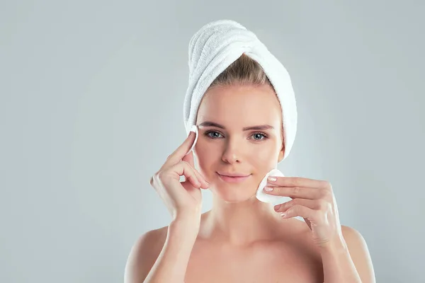 Ein gesundes frisches Mädchen entfernt ihr Gesicht mit einem Wattepad. Frau mit Schwamm mit Hintergrund Baumwollkissen Problemhaut — Stockfoto