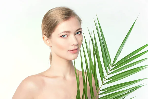 Soin naturel bio de la peau, concept d'harmonie avec la nature, la fougère verte laisse de l'herbe près du visage. portrait de dames de beauté. Jeune belle femme avec une peau propre et pétillante du visage et du corps — Photo