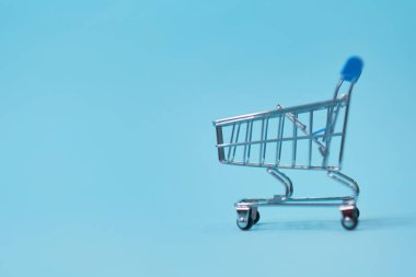 Fotokopi alanı olan mavi arka plandaki alışveriş arabası