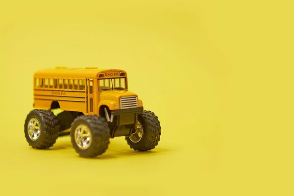 Autobús escolar amarillo sobre ruedas grandes. Traslado a la escuela Para estudiar Enfoque seguro y suave y desenfoque. Y estilo vintage. Camión monstruo — Foto de Stock