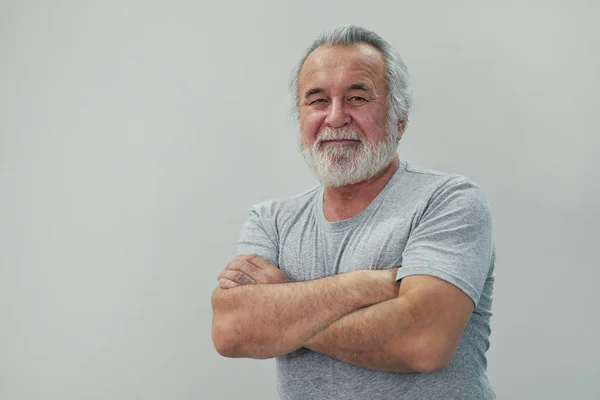 Sağlıklı mutlu bir gülümsemenin portresi yaşlı yaşlı bir kolun fotokopi aletiyle kesişmesi.