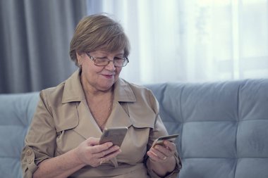 Son sınıf öğrencisi, akıllı telefon ve internetten alışveriş yapıyor.