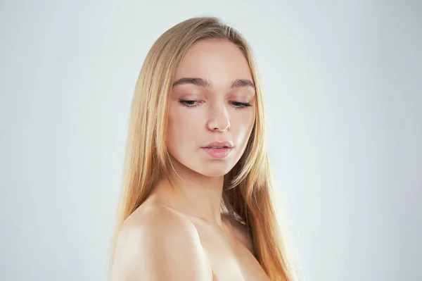 Спа-портрет молодой и здоровой женщины со стрелами на лице. Концепция пластической хирургии. идеальная кожа — стоковое фото