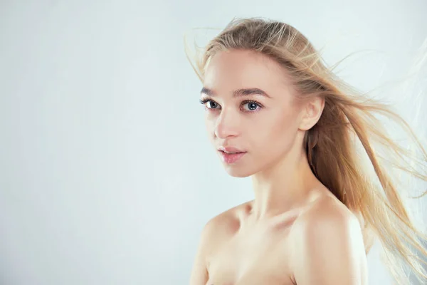 Retrato de uma menina bonita com cabelo agitado com vento. Cabelo ventoso. Mulher bonita com cabelo fluttering isolado. no fundo branco beleza natural retrato uma menina sexual atraente . — Fotografia de Stock