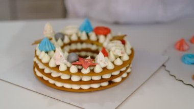 Kadın mutfağında pasta süslüyor. Pasta şefi.