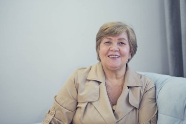 Evde dinlenen son sınıf mutlu bir kadının portresi.
