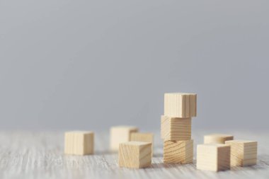 Gri arkaplandaki tahta küplerden inşa ediliyor.