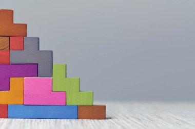 Merdiven ahşap küpleri. İş geliştirme konsepti. İlerleme kavramı.