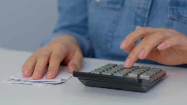 Számlálás. fiatal nő ellenőrzi számlák, adók, bankszámla egyenleg és számítási költségek a nappaliban otthon — Stock videók