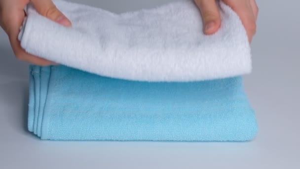 把一堆新鲜的浴巾放在床单上的特写镜头。客房服务女佣清扫酒店房间宏观 — 图库视频影像