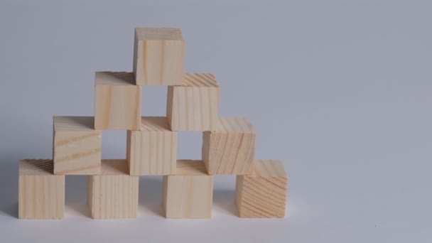 Handmatig rangschikken van houten kubus stapelen als trede. Business concept groei succes proces op witte achtergrond, kopieer ruimte. Closeup Slow motion. — Stockvideo