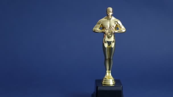 Moskva, Rusko - 05.02.2020: Zlatá socha Oscara na černém pozadí, symbol vítězství herce v jeho profesi. Redakční. Closeup Pomalý pohyb. — Stock video