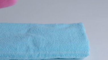 Yakın plan çekimler, temiz banyo havlularını çarşafın üstüne koyuyor. Oda hizmetçisi otel odasını temizliyor.