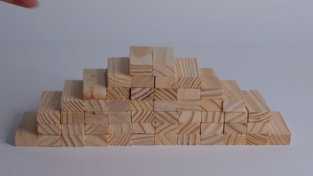 Agencement à la main du cube de bois empilant comme escalier marchant. Processus de réussite de la croissance du concept d'entreprise sur fond blanc, espace de copie. Gros plan Mouvement lent . — Video