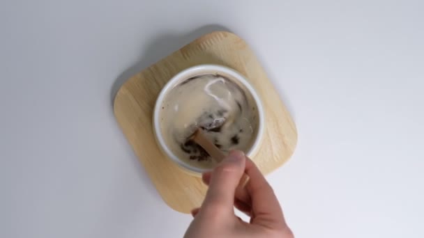 Pohled shora na osobu, jak řídí kávu v šálku s lžičkou. Snídaně ráno šálek horké černé kávy na bílém pozadí. Closeup Pomalý pohyb. — Stock video