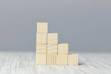 Merdiven ahşap küpleri. İş geliştirme kavramı