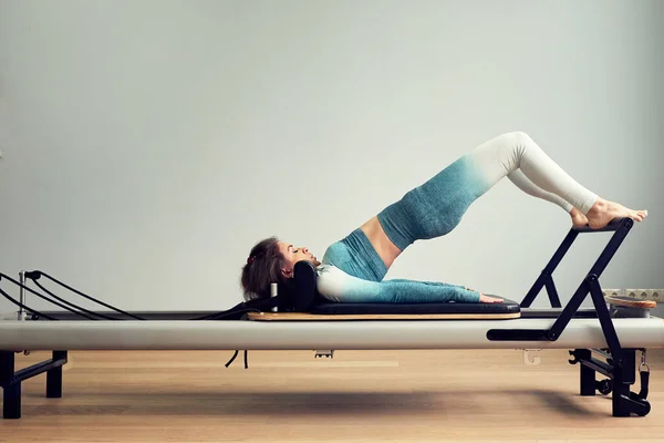 Allenamento con body pilates training. esercizi di riformatore pilates atletici. attrezzature per macchine pilates. giovane donna asiatica pilates stretching sport in riformatore letto instructor ragazza in un studio — Foto Stock