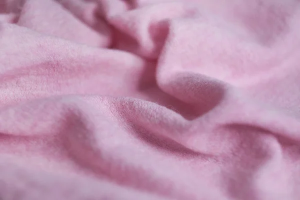 Büyük kıvrımlı kaşmirden yapılmış yumuşak örülmüş kumaş, giysi ayrıntıları. pembe kumaş dokusu — Stok fotoğraf