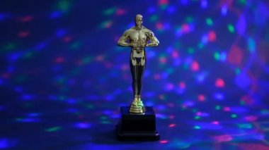 Moskova, Rusya - 05.02.2020: siyah arka planda Oscar ödülü, aktörün mesleğindeki zaferinin sembolü. Yazı işleri. Yakın çekim Yavaş çekim.