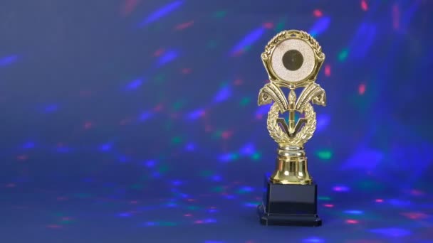 Bajnok arany trófea fekete háttér. Fényes díj a reflektorfényben. A siker, a teljesítmény, a győzelem és a díj fogalma. — Stock videók