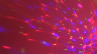 Uçan ışıklar ve farklı renklerde ışık çizgileri. Farklı renkler birbirini takip ediyor. Retro Dönen Eski Okul Vintage Güneş Işınları Çizgileri