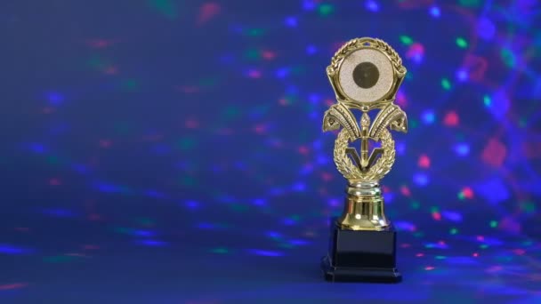 Campeón trofeo dorado colocado sobre fondo negro. Brillante premio en el centro de atención. Concepto de éxito, logro, victoria, un premio . — Vídeo de stock