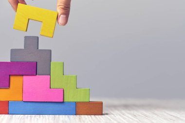 Merdiven ahşap küpleri. İş geliştirme konsepti. İlerleme kavramı.