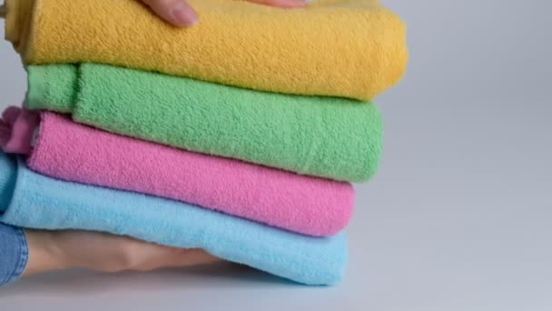 Close-up of hands putting stack of fresh bath towels on the bed sheet. Room service maid cleaning hotel room macro — Stock Video